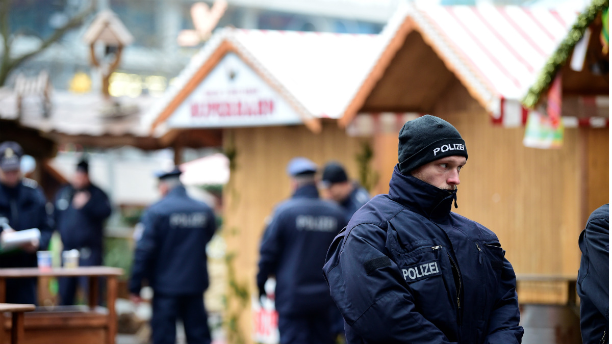 Berlín amanece llena de policías para asegurar la zona del atentado. (AFP)