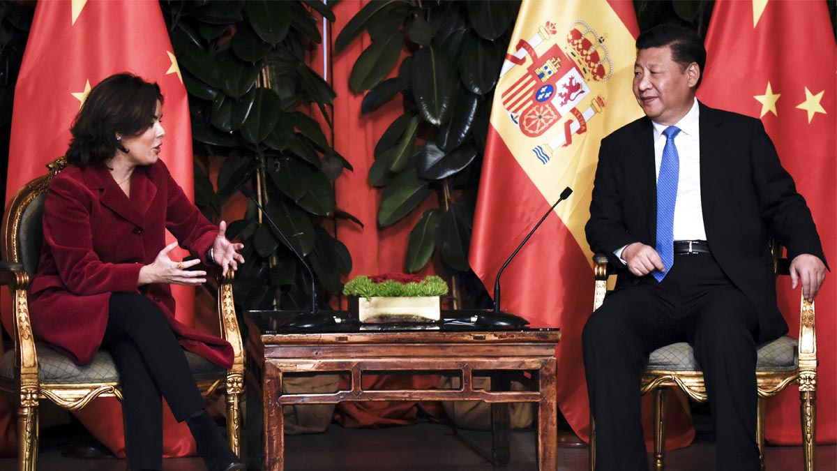 La vicepresidenta del Gobierno, Soraya Sáenz de Santamaría, y el presidente chino, Xi Jinping, durante el encuentro que mantuvieron en noviembre en Canarias. (Foto: AFP)