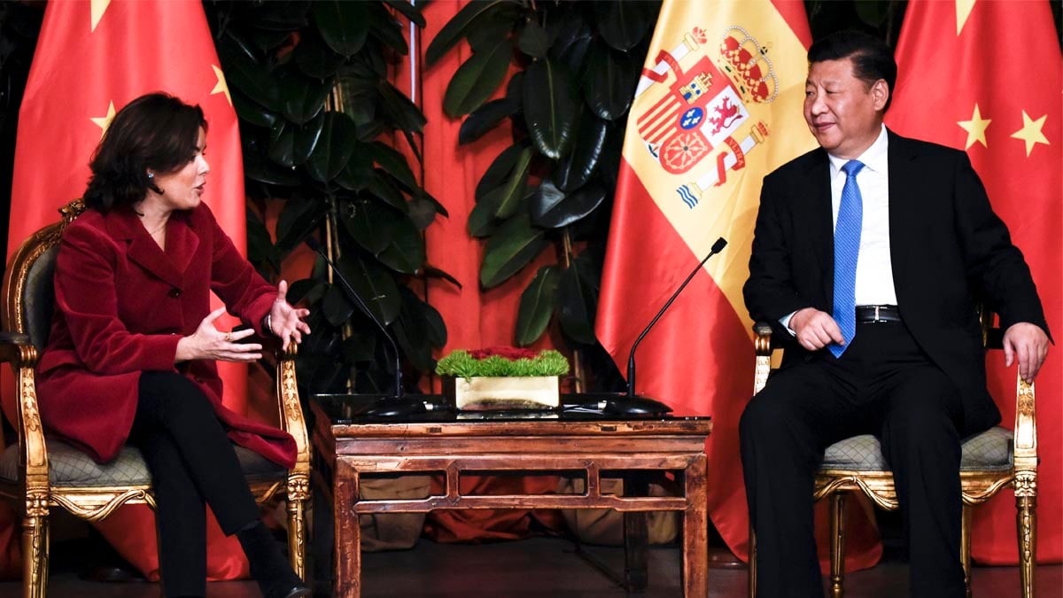 La vicepresidenta del Gobierno, Soraya Sáenz de Santamaría, y el presidente chino, Xi Jinping, durante el encuentro que mantuvieron en noviembre en Canarias. (Foto: AFP)