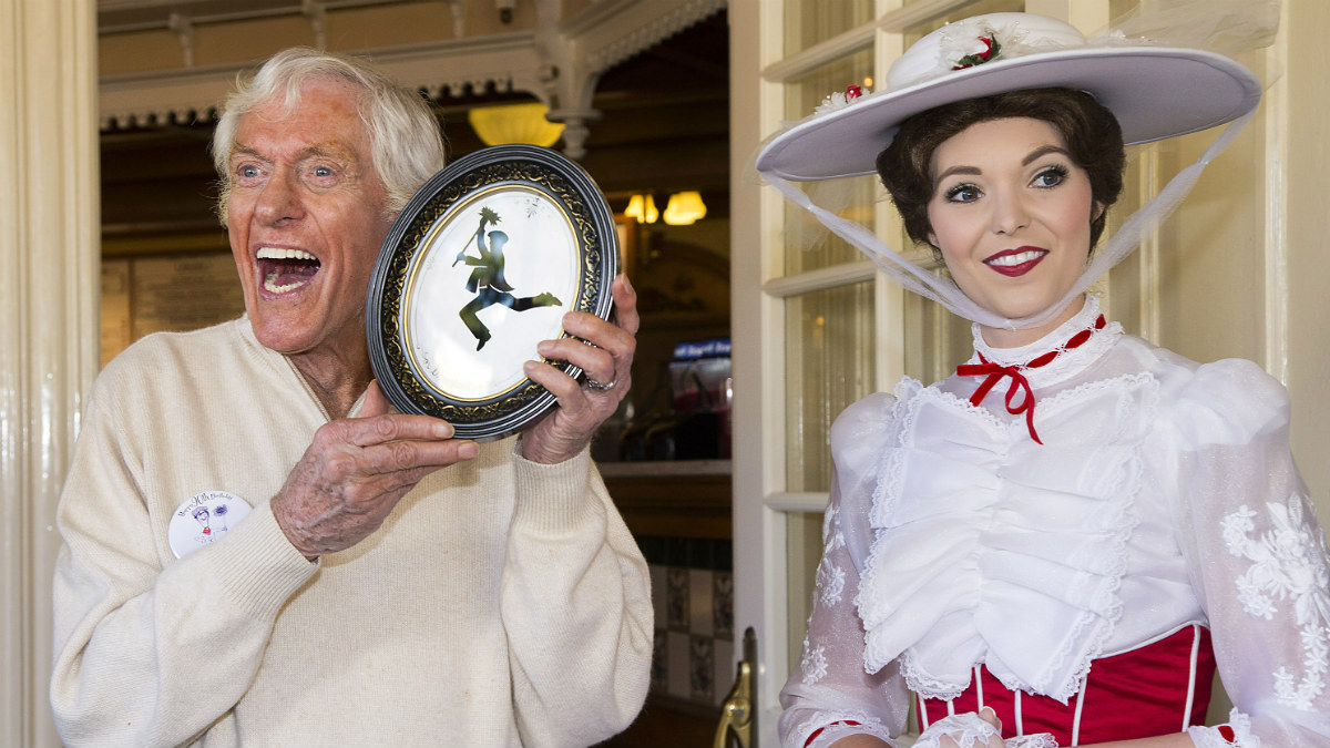 Dick Van Dyke, en su 90 cumpleaños, junto a una Mary Poppins en Disneyland. (Getty)