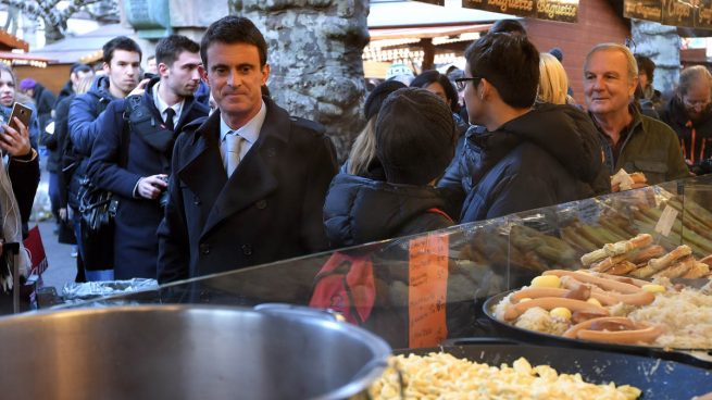 El ex primer ministro francés Manuel Valls es atacado con harina por un manifestante