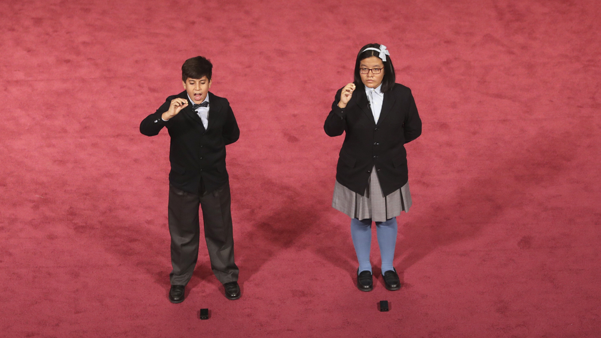 Los niños de San Ildefonso Youssef y Nicol muestran el segundo premio. (Foto: EFE)