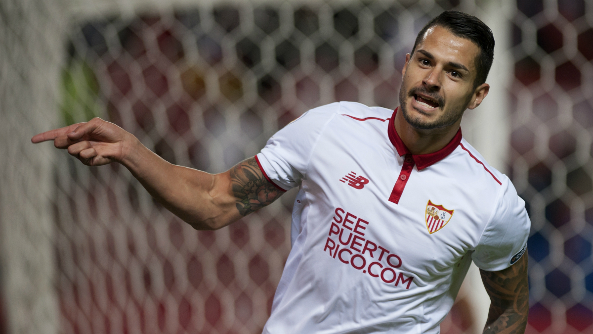 Vitolo celebra un tanto con el Sevilla