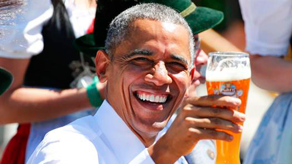 Obama, brindando con cerveza.