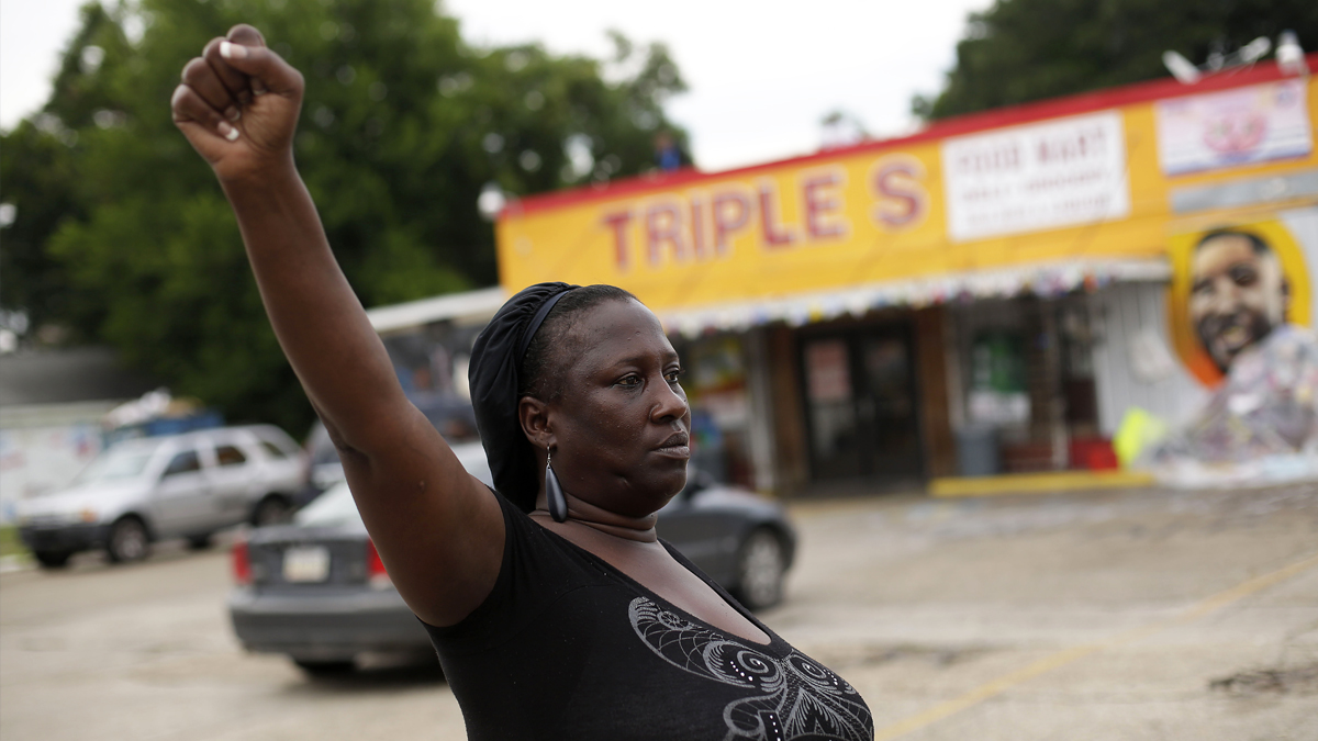 21 de julio. Esta mujer protesta en Luisiana contra la violencia policial contra los negros en Estados Unidos. Su sobrino, Alton Sterling, murió tiroteado en ese lugar. (Foto: AFP)