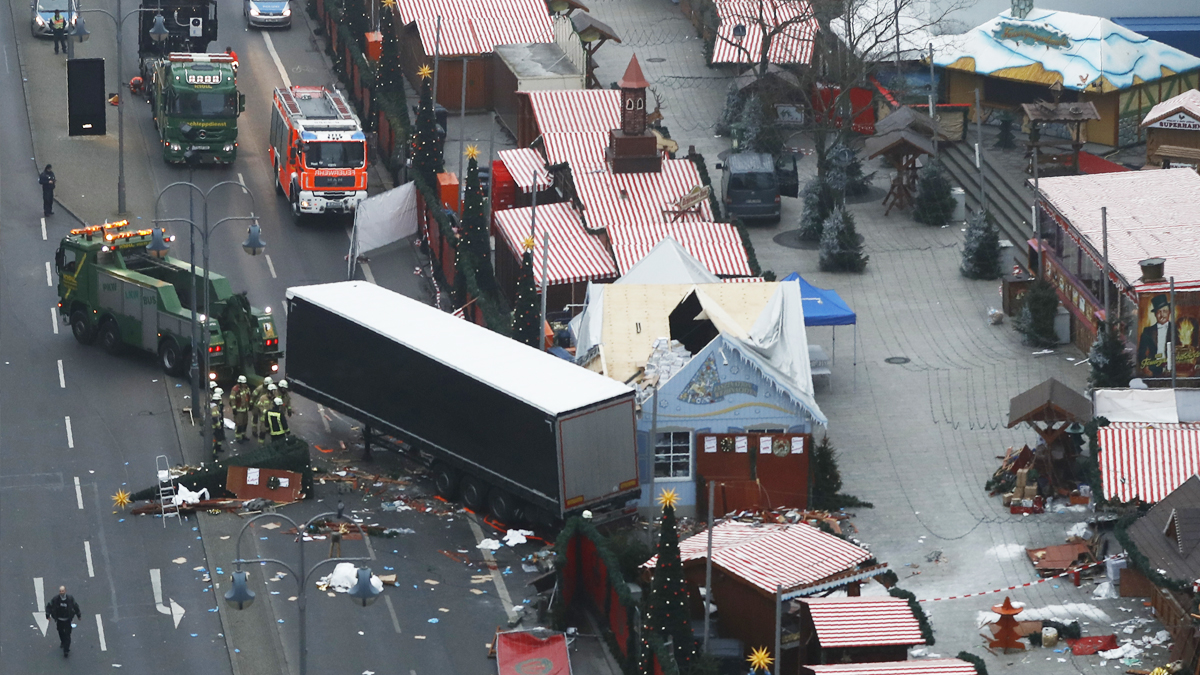 19 de diciembre. Un terrorista a bordo de un camión mata a 12 personas y hiere a 48 en un mercado navideño en Berlín. (Foto: AFP)