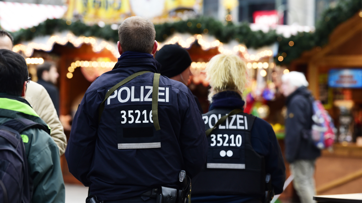 Agentes de Policía alemanes patrullan las calles de Berlín tras el atentado. (Foto: AFP)