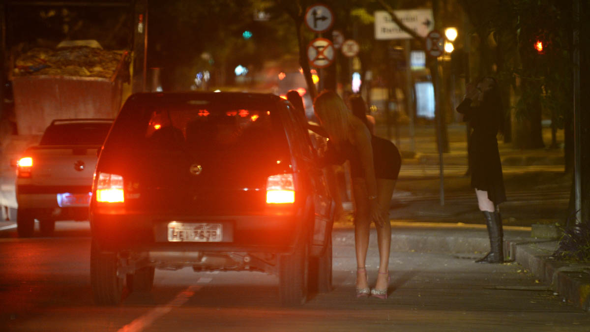 Prostitutas brasileñas negocian con sus clientes. (Foto: AFP)