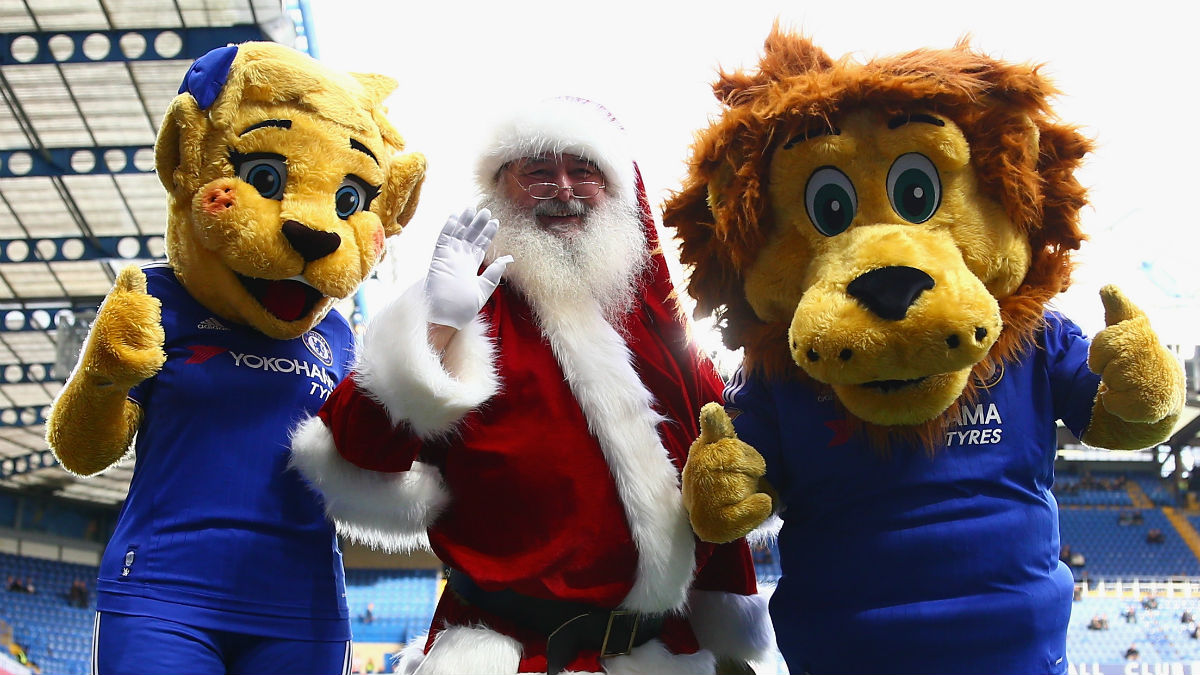 Papá Noel posa con las mascotas del Chelsea. (Getty)