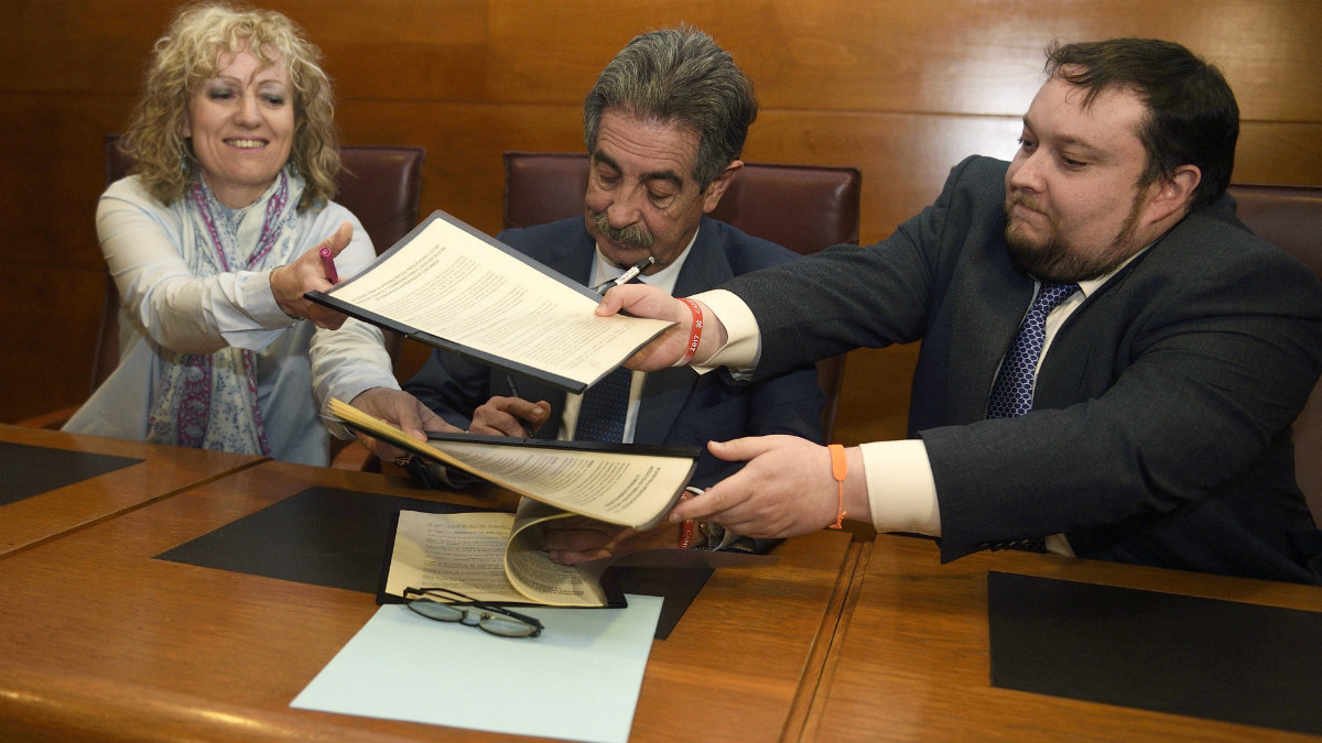 Miguel Ángel Revilla intercambia documentos con la vicepresidenta cántabra Díaz Tezanos y el diputado de C’s Rubén González. (EFE)