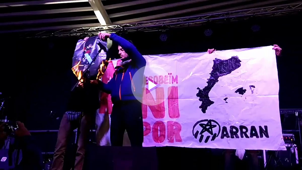 Queman una foto del Rey en un acto independentista en el que estuvo el nº2 del Gobierno balear
