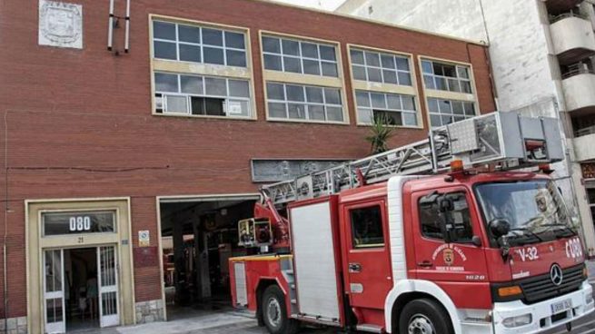 Un incendio en una nave industrial de Castellar (Barcelona) obliga a confinar a los vecinos