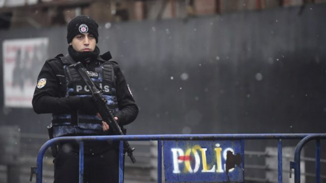 El terrorista de Estambul que mató a 39 personas continúa a la fuga