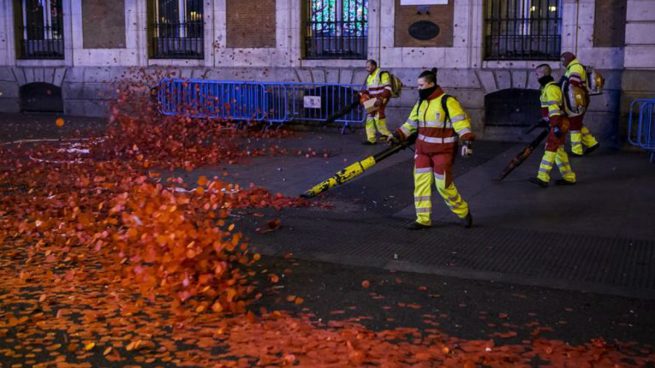 La Nochevieja ha discurrido tranquila en Madrid pero deja más basura en la calle