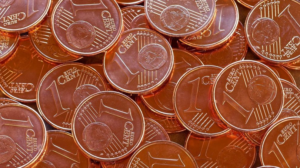 Varias monedas de un céntimo.