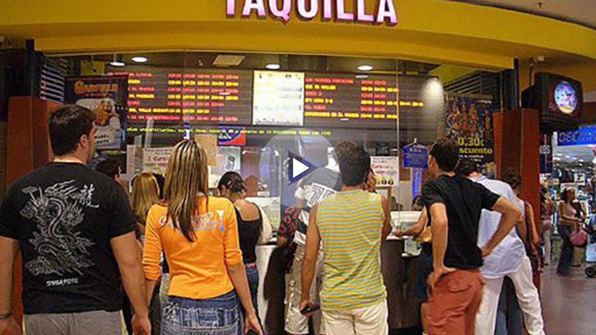 Gente haciendo cola para comprar entradas para el cine. Foto: Archivo