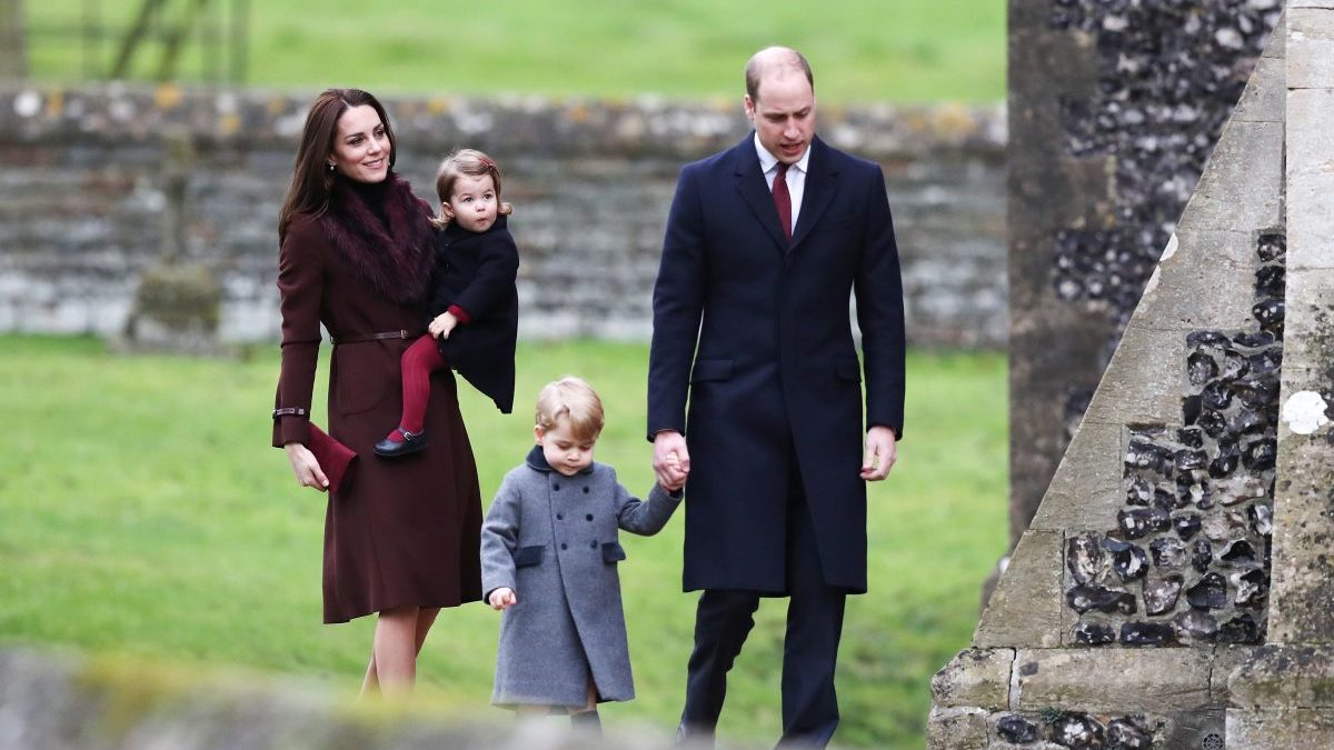 El Príncipe George con sus padres el día de Navidad vistiendo el abrigo de Rigans de venta en Pepa & Co (Foto: Getty)