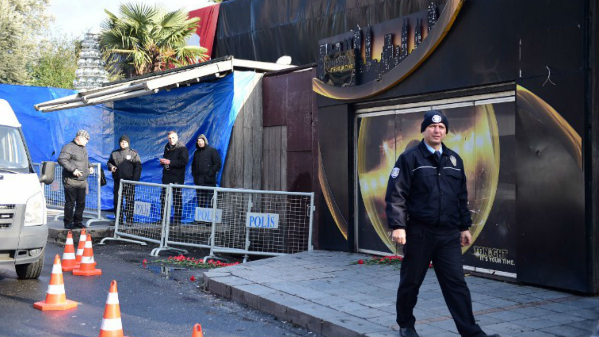 Agentes de policía en la entrada a la discoteca Reina de Estambul, donde la madrugada del 1 de enero un atacante asesinó a tiros a, al menos, 39 personas. Foto: AFP