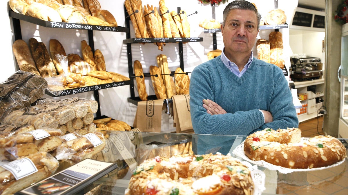 Francisco Valverde posa con unos roscones (Foto: Efe).