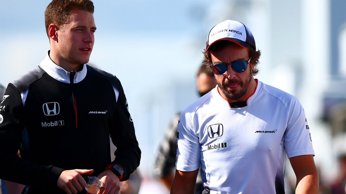 Fernando Alonso camina por un circuito junto a Vandoorne. (AFP)