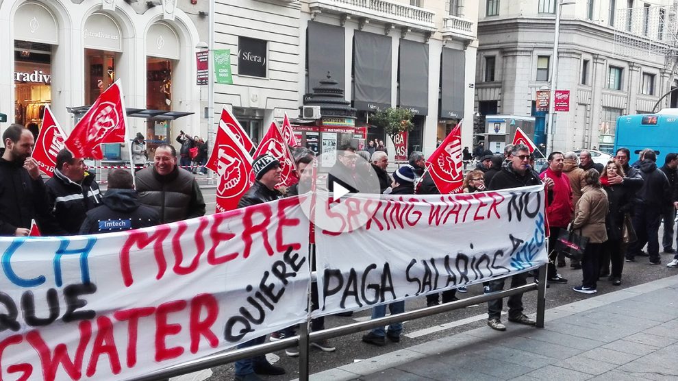 Empleados de la división de mantenimiento de Imtech Spain manifestándose ante las oficinas de Springwater en Madrid