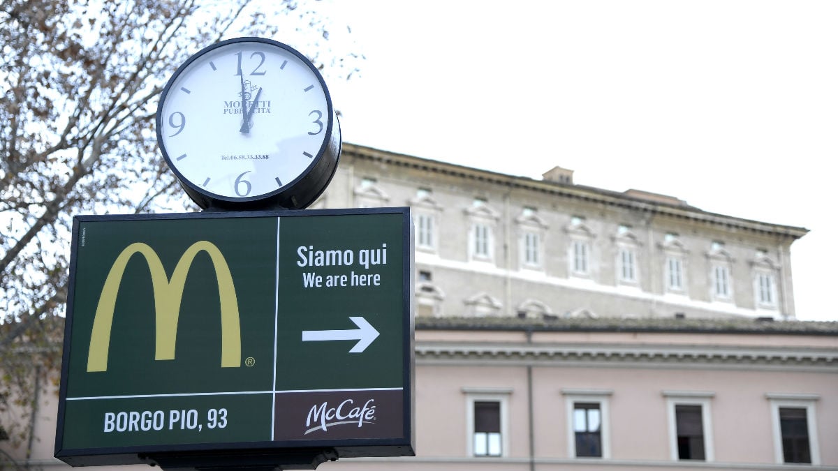 Cartel del McDonald’s próximo al Vaticano (Foto: AFP).