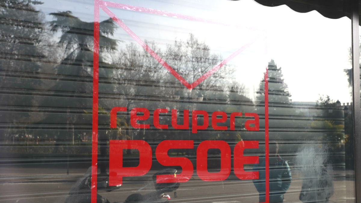 La plataforma RecuperaPSOE, integrada por críticos con la gestora socialista, cuya sede está situada en la calle Ferraz (Foto: Efe)