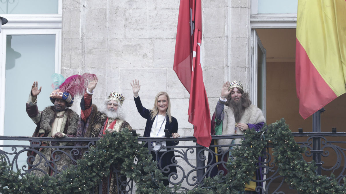 La presidenta de la Comunidad de Madrid y los Reyes Magos en la sede del gobierno regional (Comunidad de Madrid).