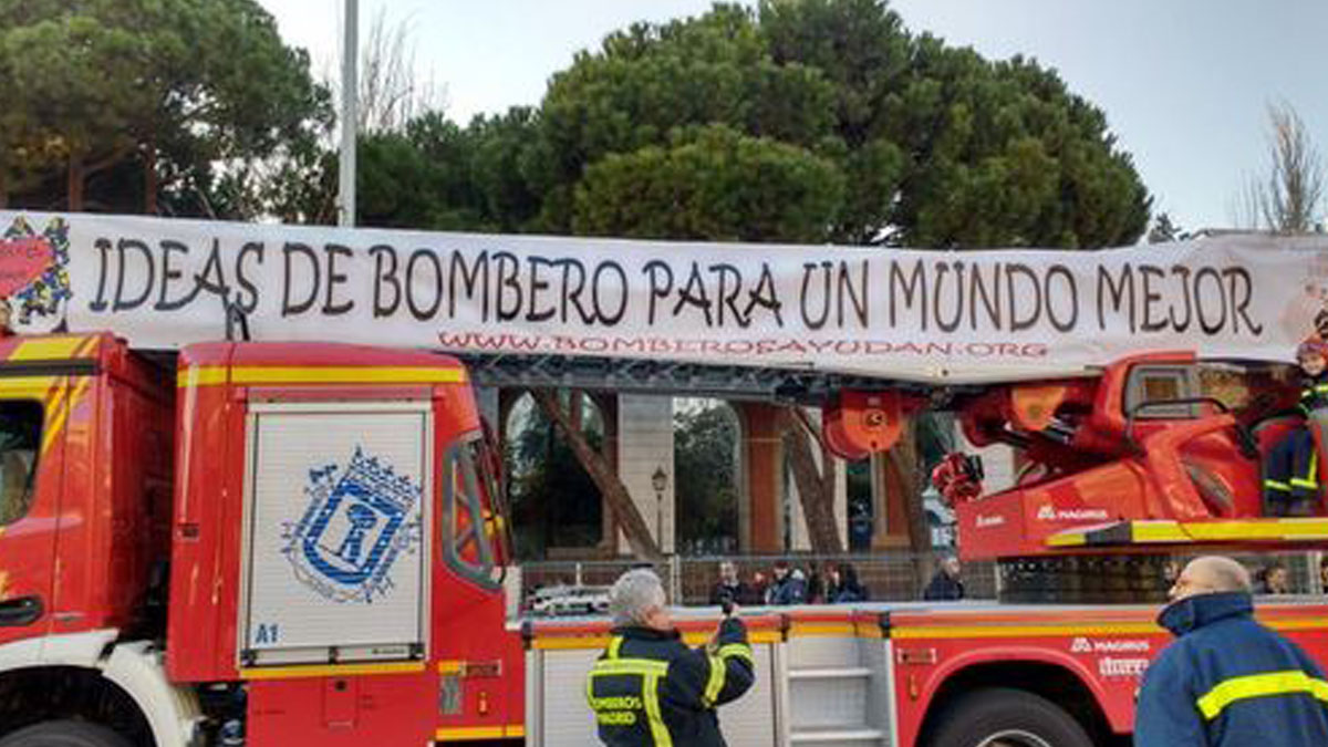 Caroza de los bomberos en la Cabalgata de Madrid 2017.