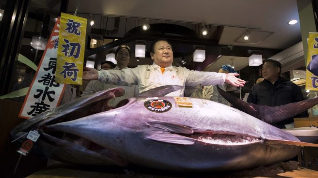Un empresario japonés paga más de medio millón de euros por un atún rojo
