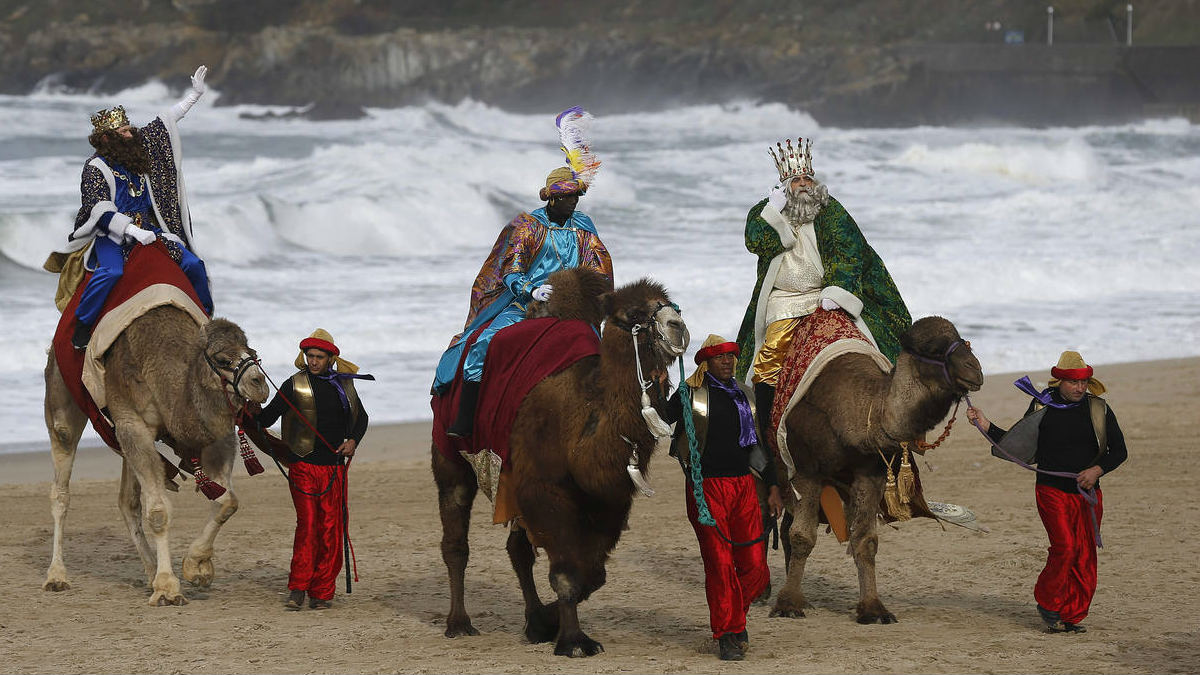 Los Reyes Magos de Oriente llegando a la ciudad costera de San Sebastián, en una de sus múltiples paradas a lo largo de la geografía española. Foto: Archivo
