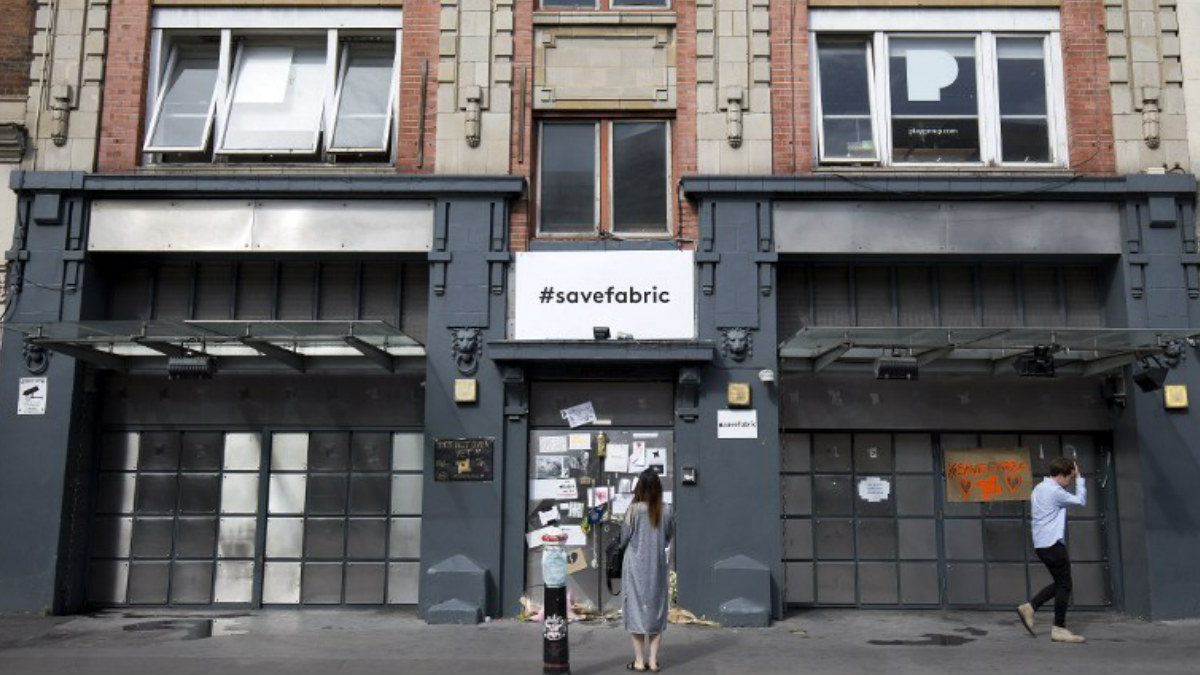 La célebre discoteca londinense Fabric durante su cierra con el cartel pidiendo su reapertura. Foto: AFP