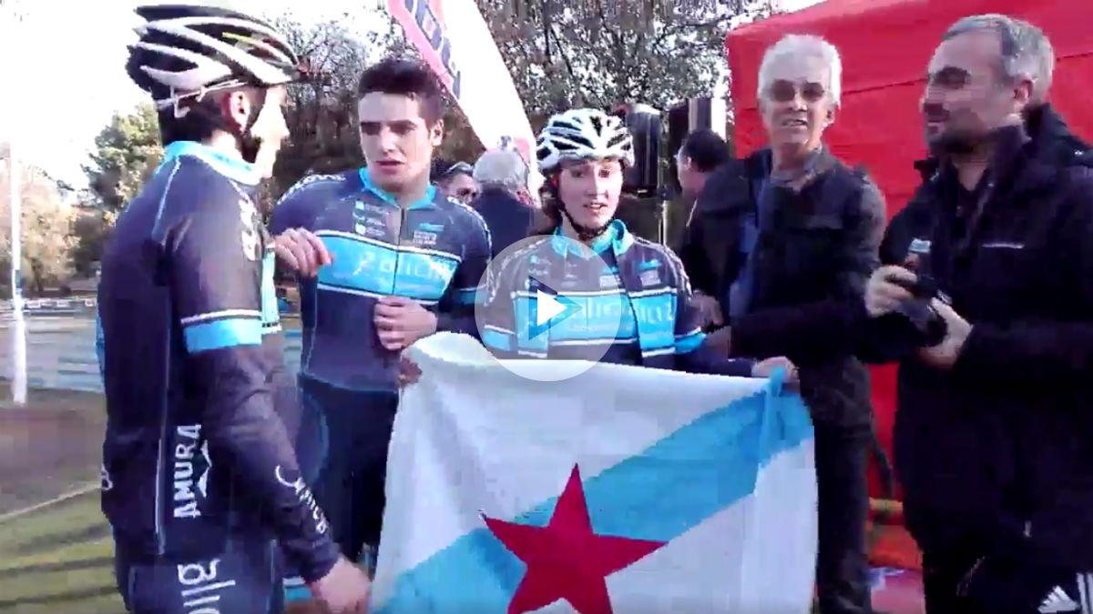 Los ciclistas gallegos con la bandera independentista.