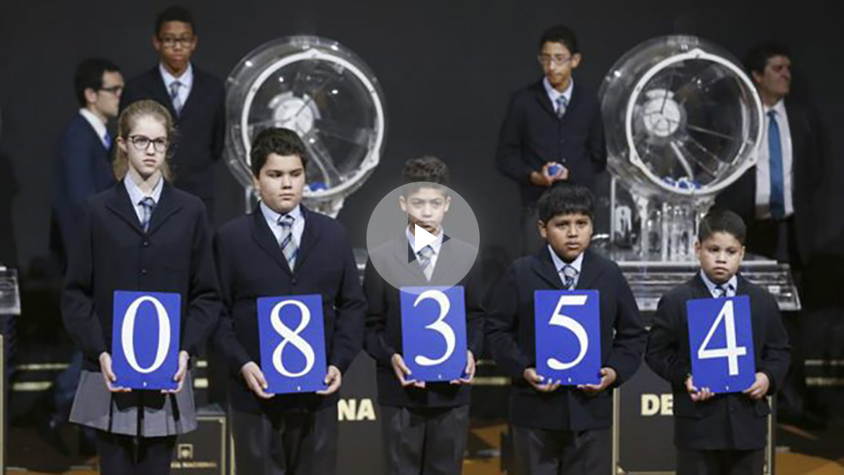 Los niños de San Ildefonso con los números premiados de el primer premio de ‘El Niño’. Foto: EFE
