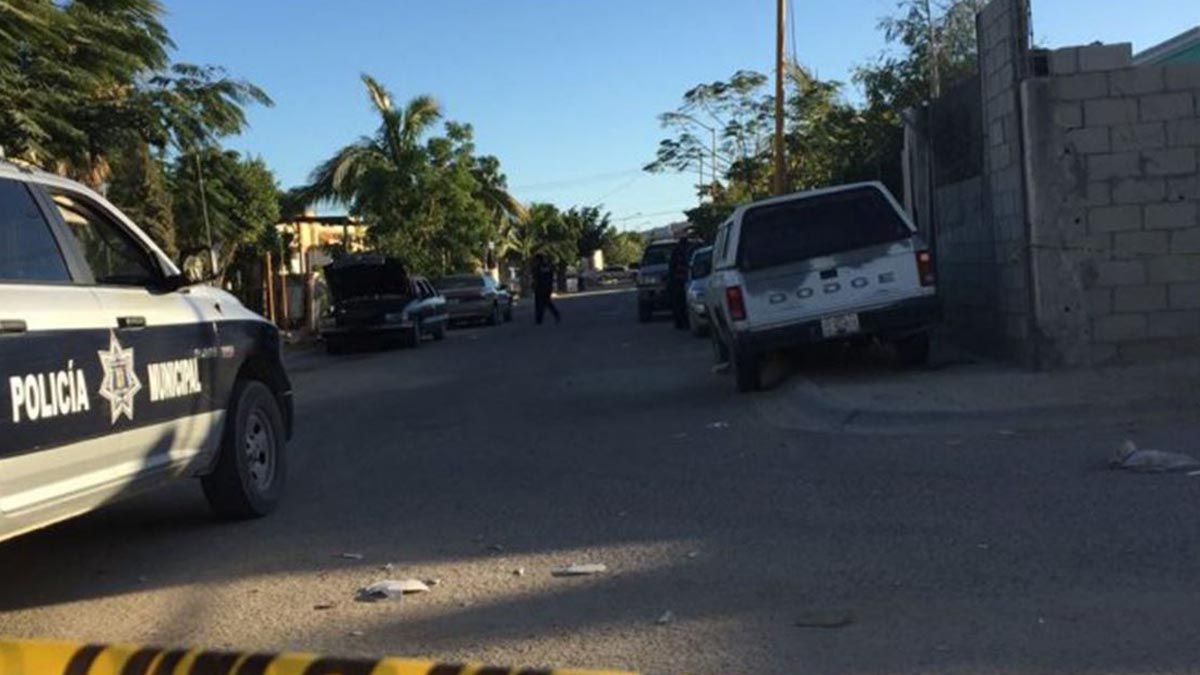 Policía realizando registros en San José del Cabo, México.