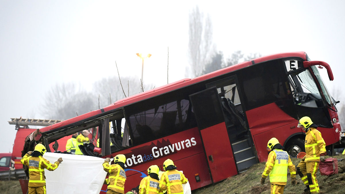 Bomberos junto a un autobús siniestrado recientemente en Francia (Foto: AFP).