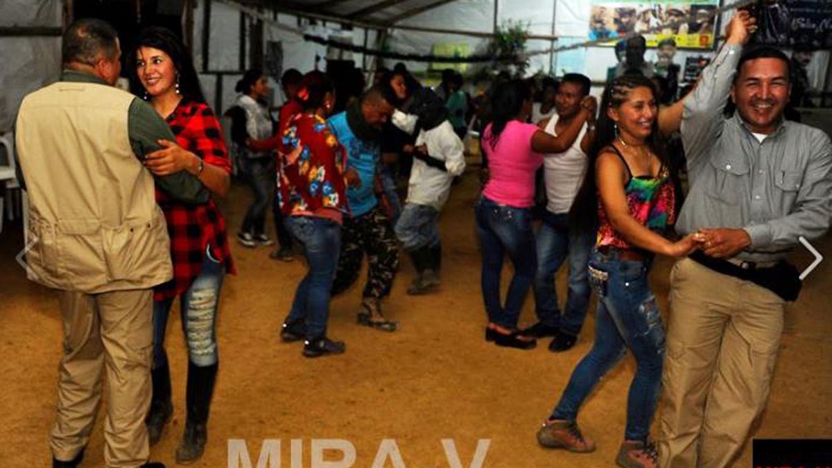 Obresvadores internacionales de la ONU bailan en una fiesta de las FARC (Foto: MiraV)