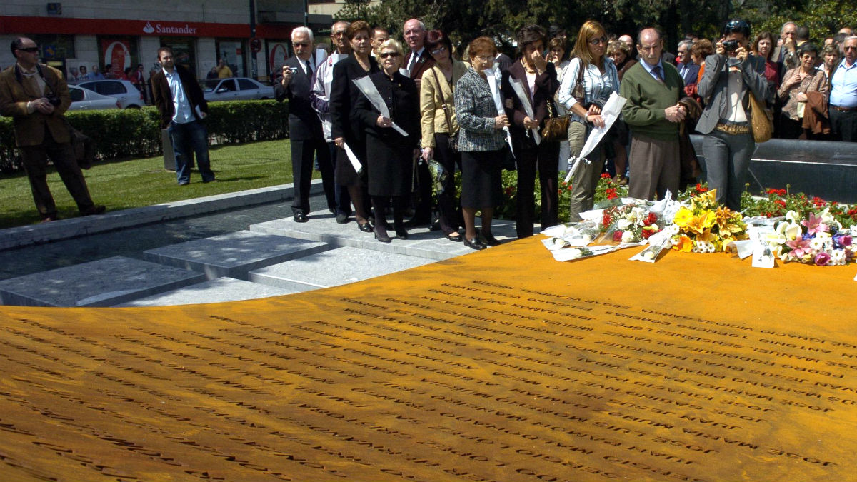 Familiares de las víctimas depositan flores ante el monumento de homenaje creado en Zaragoza. (Foto: EFE)