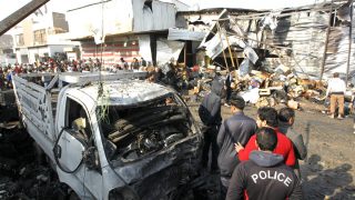 Policías en un mercado de Bagdad atacado recientemente (Foto: AFP).