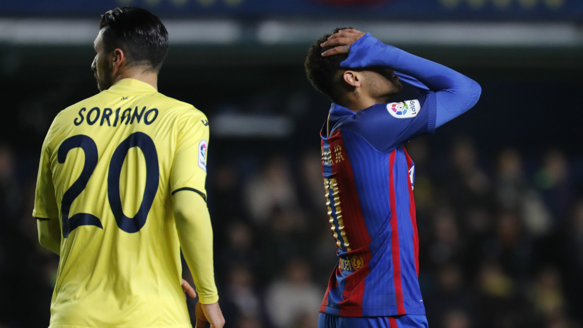 Los jugadores del Barcelona protestaron al árbitro. (AFP)