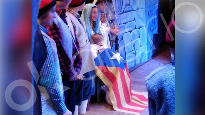 El Ayuntamiento de Berga (CUP) hizo un portal viviente con el niño Jesús portando una estelada