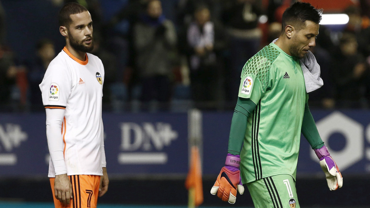 Alves y Mario Suárez se retiran cabizbajos tras el partido ante Osasuna. (EFE)