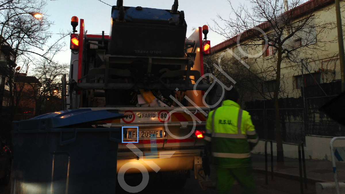 Camión de basura con matrícula italiana en el Ayuntamiento de Madrid. (Foto: OKDIARIO)