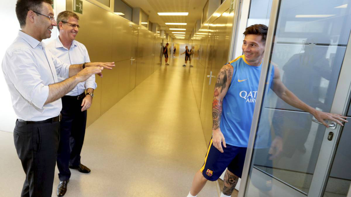 Leo Messi dialoga con Bartomeu en las instalaciones del Barça en Sant Joan Despi.