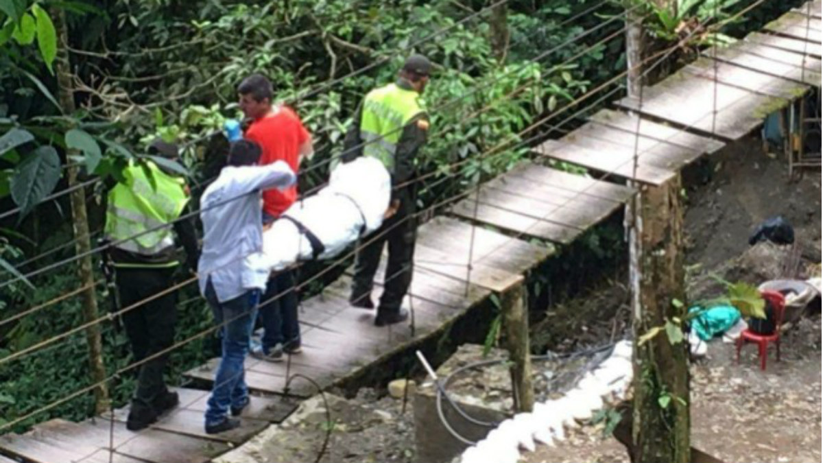 Agentes de emergencias evacuan a las víctimas de la caída de un puente colgante en Villavicencio, Colombia. (Foto: Alcaldía)