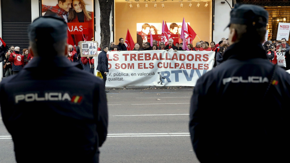 Trabajadores de Canal 9 y RTVV se manifiestan ante el juzgado, en Madrid. (EFE)