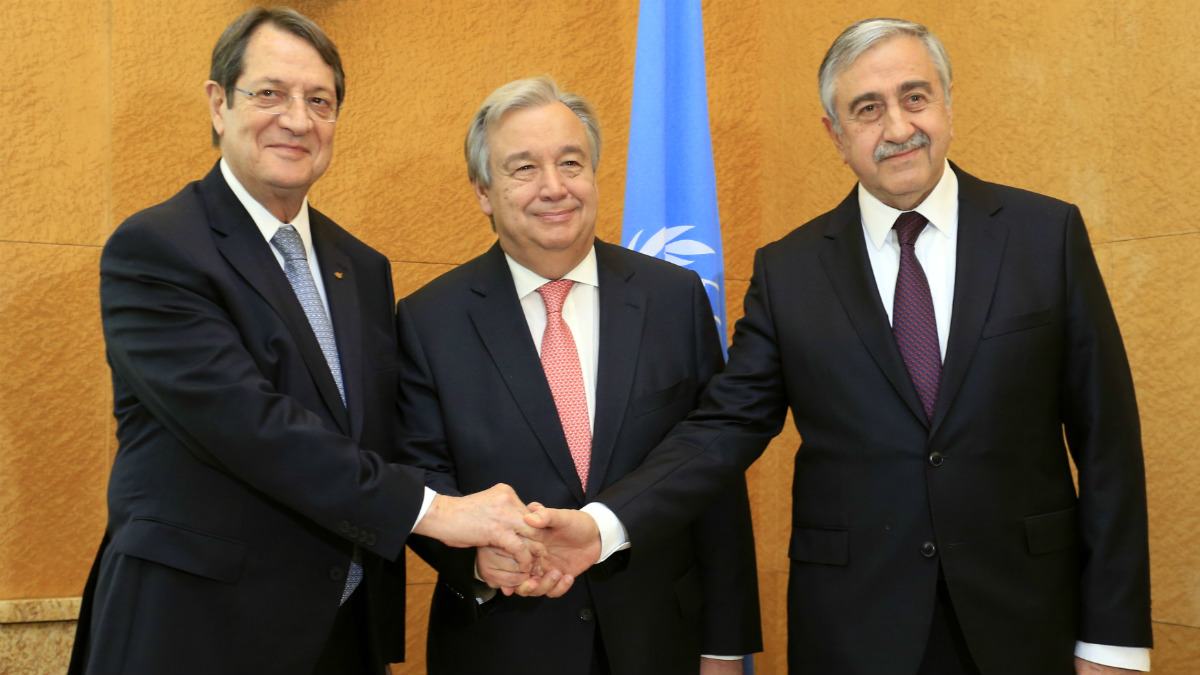 Antonio Guterres, secretario general de la ONU, con el presidente chipriota Nicos Anastasiades (izqda.), y el líder turcochipriota Mustafa Akinci (dcha.), en Ginebra. (AFP)