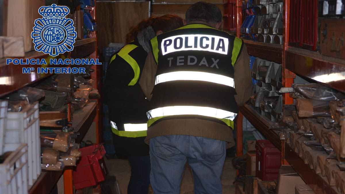 Un agente de los Tedax investiga el almacén donde se encontraban las armas incautadas. (Foto: Ministerio del Interior)