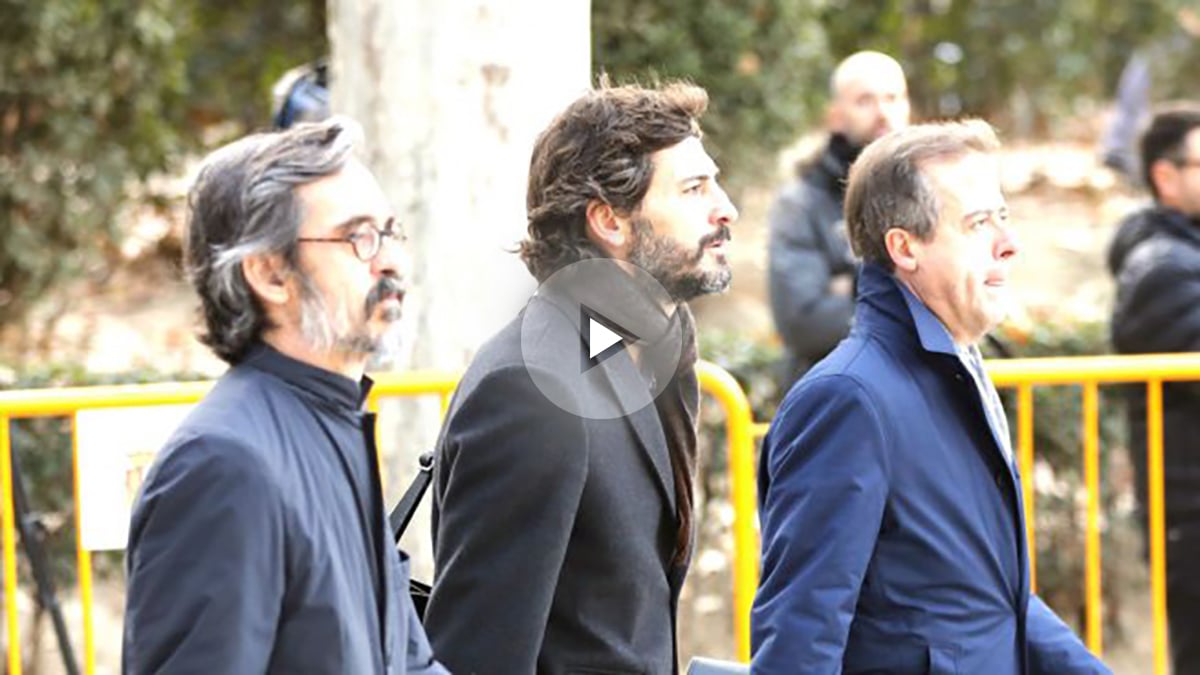 Oleguer Pujol junto a sus abogados, este jueves antes de declarar en la Audiencia (Foto: Efe).