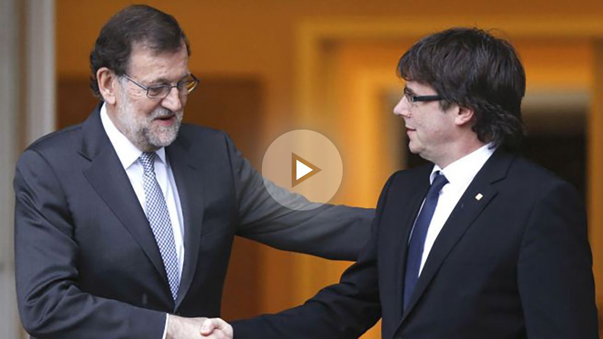 Mariano Rajoy con Carles Puigdemont. (Foto: EFE)
